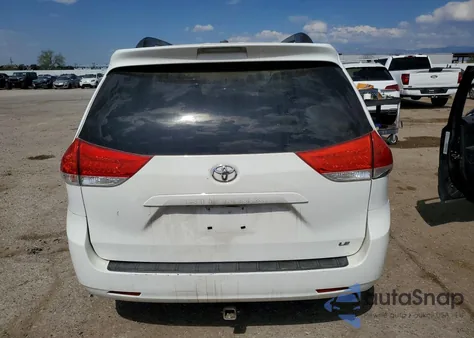 2012 Toyota Sienna Le 8-Passenger z USA, uszkodzony, nr VIN 5TDKK3DC6CS216526